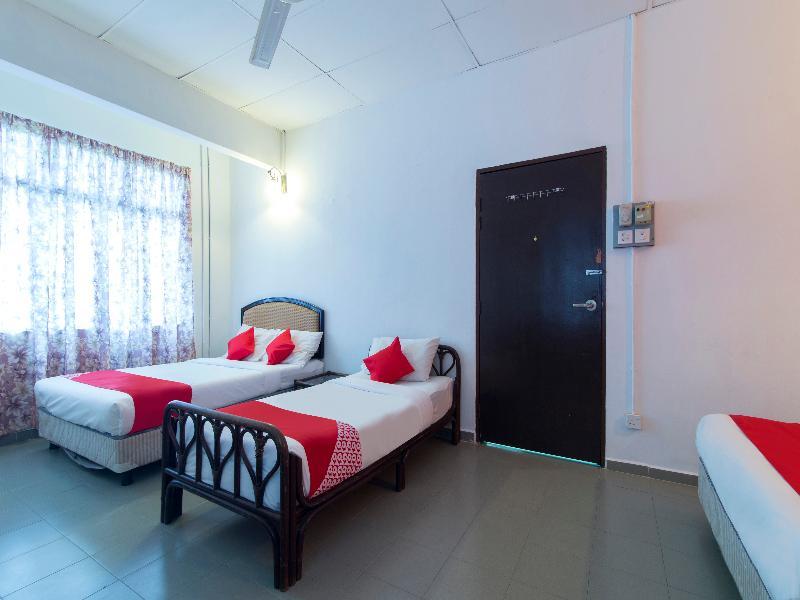 Oyo 1093 Ali'S Motel Teluk Bahang Exterior photo
